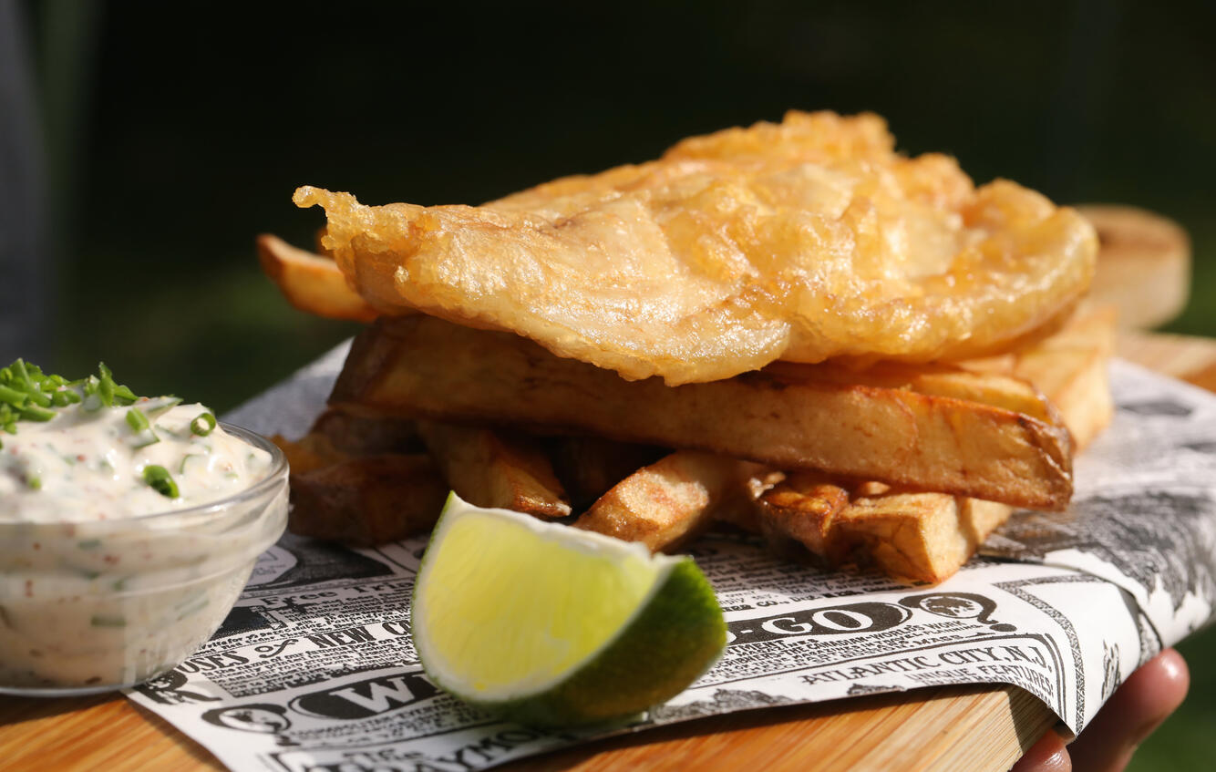 Fish and chips maison à festivore foodtruck fish and chips délicieux avec sauce tartare maison et citron vert